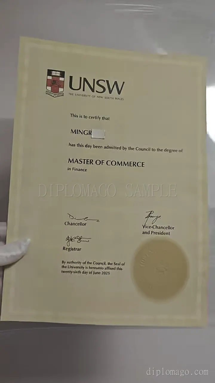 澳洲院校证书无色压纹与金章短视频缩略图，展示印章压纹制作细节