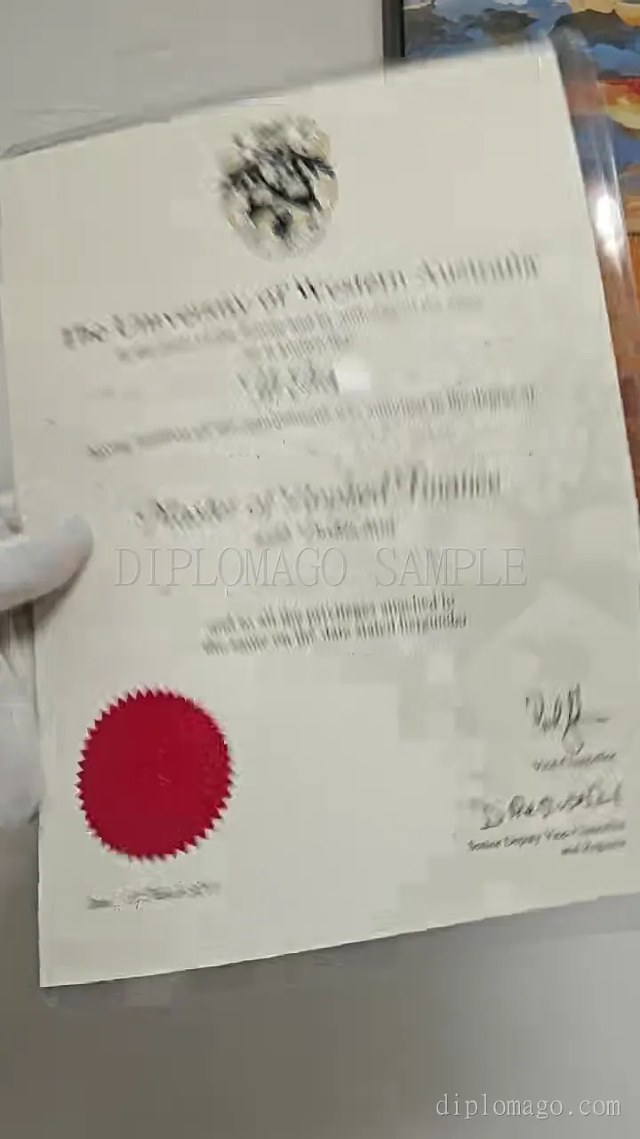 成绩单框线与内页厚度短视频缩略图，展示纸张与内页制作细节