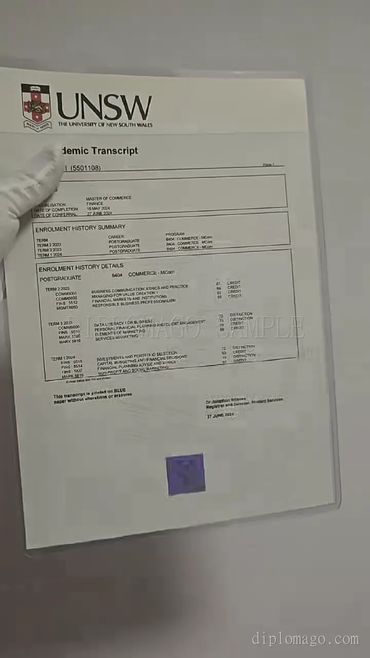 澳洲成绩单防伪贴与内页短视频缩略图，展示防伪贴与水印制作细节