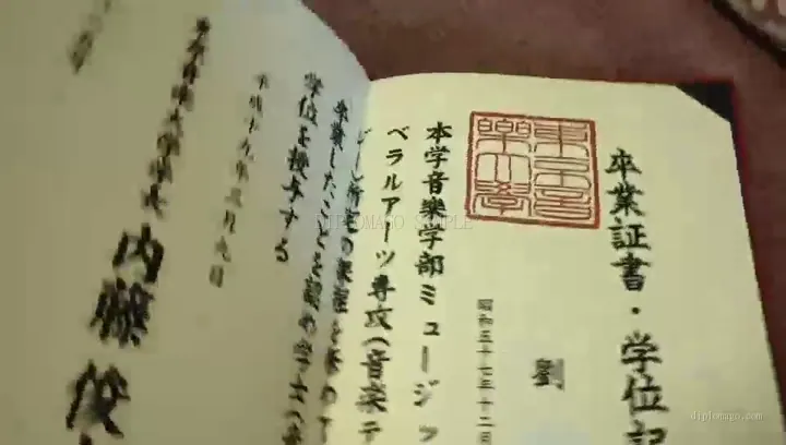 红色方章与无色压纹对比短视频缩略图，展示印章压纹制作细节