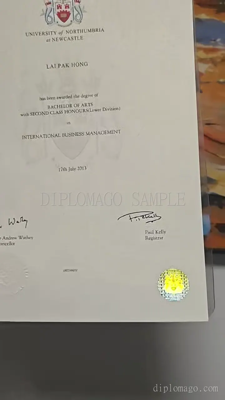 红章证书成品手持展示短视频缩略图，展示地区样本制作细节
